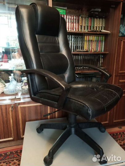 Кожанное офисное кресло руководителя