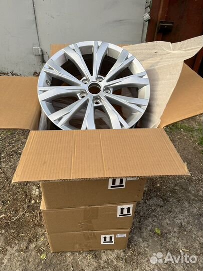 VW Montana Новые Оригинал r17