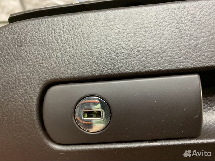 VW Touareg NF Бардачок