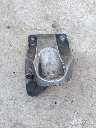 Кронштейн передний левый Audi Q7 4L