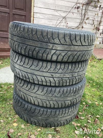 Bridgestone Ice Cruiser 7000 215/70 R16 и 215/70 R16