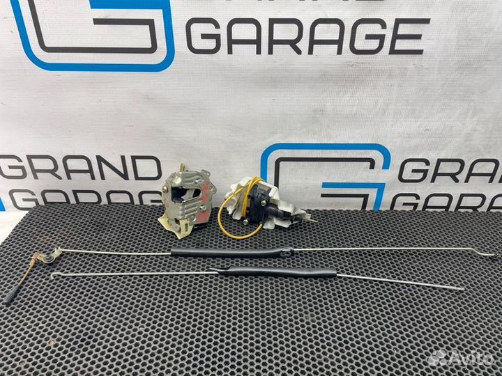 Замок двери задний левый Mercedes-Benz E-Class