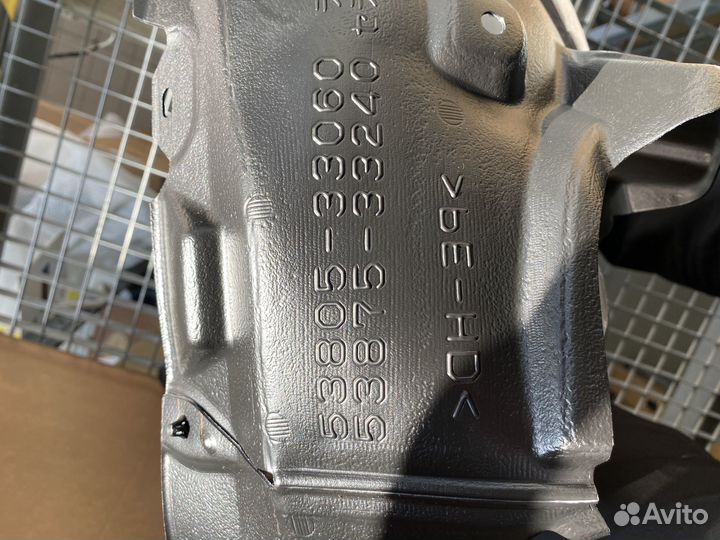 Подкрылок правый передний Toyota Camry XV70