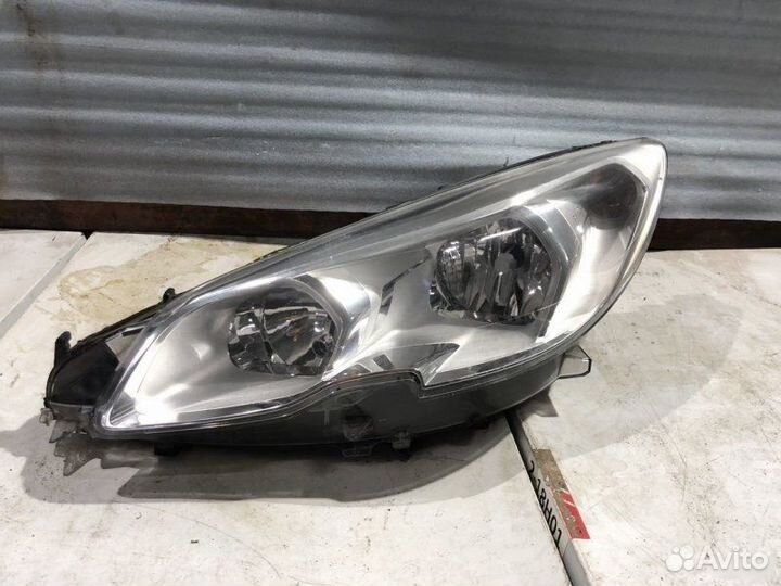 Фара левая Peugeot 408