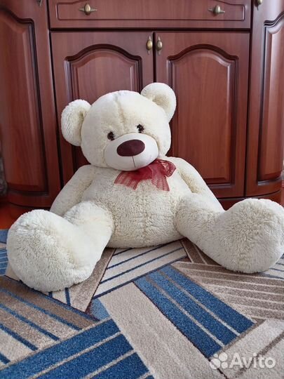 Большой плюшевый медведь
