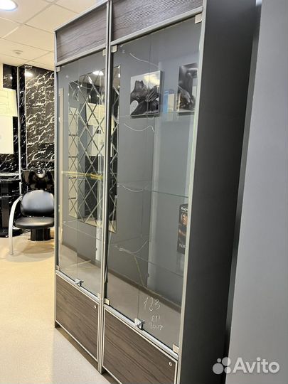 Шкаф со стеклянными полками