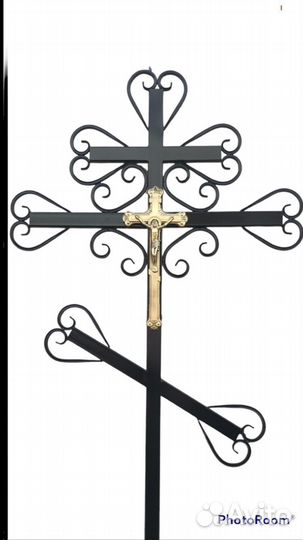 Кресты столы на кладбище