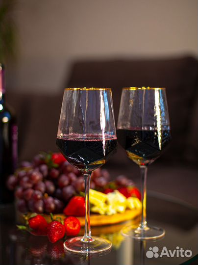 Бокалы для вина с золотым ободком