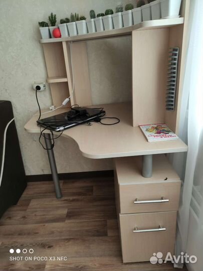 Компьютерный стол угловой и кресло