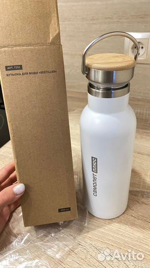 Белая бутылка для воды из нержавеющей стали. Новая