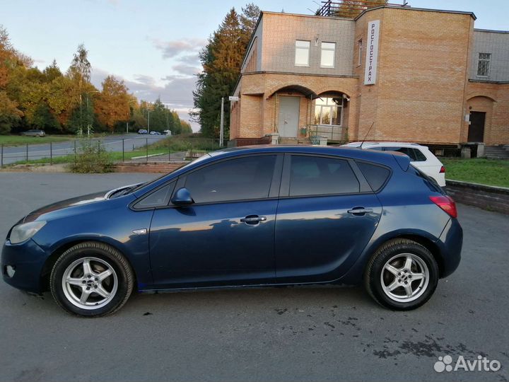 Opel Astra, 2011
