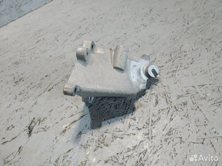 Кронштейн двигателя правый Mercedes E-Class W213