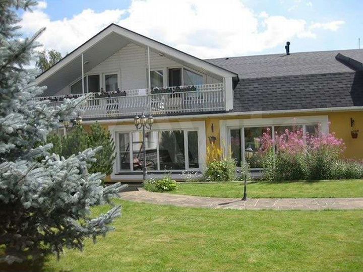 Дом 1087 м² на участке 20 сот.