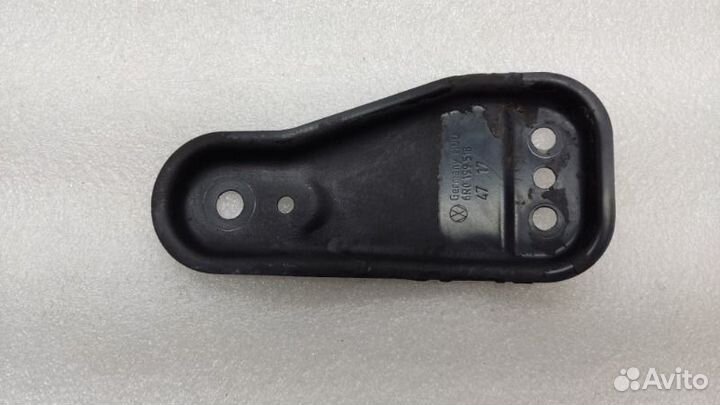 Кронштейн подрамника передний правый Volkswagen