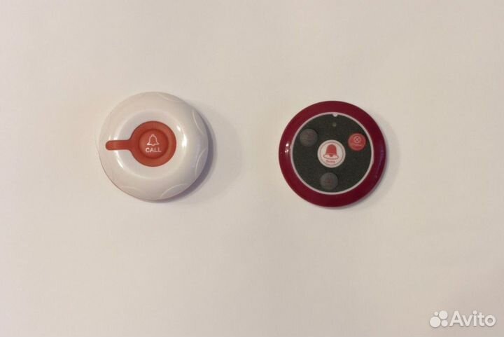 Кнопки вызова и часы для официантов в кафе