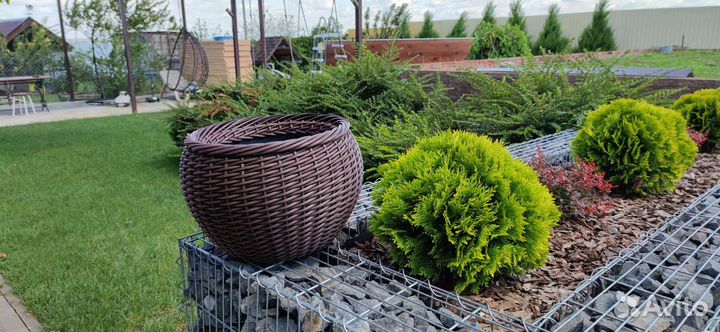 Кашпо из искусственного ротанга