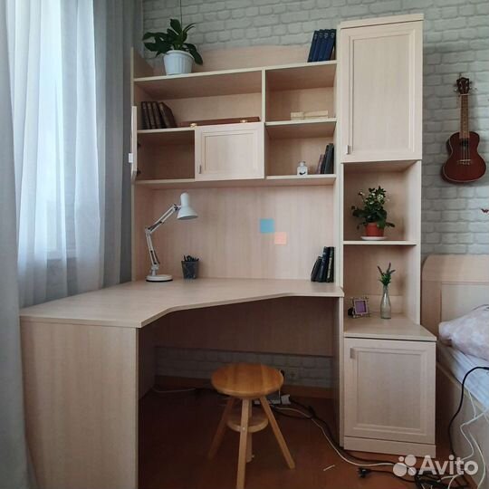 Угловой письменный стол с надстройкой