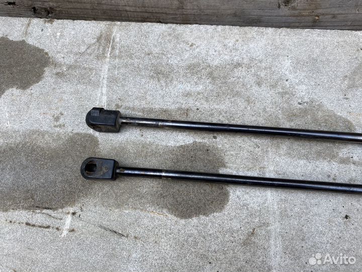 Упор крышки багажника Форд Фокус 1 оригинал