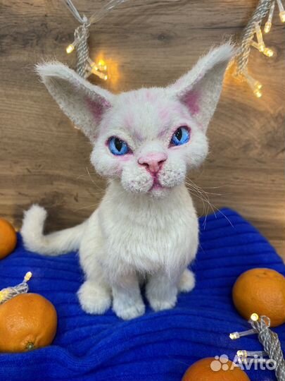 Итерьерная игрушка кошка породы девон-рекс