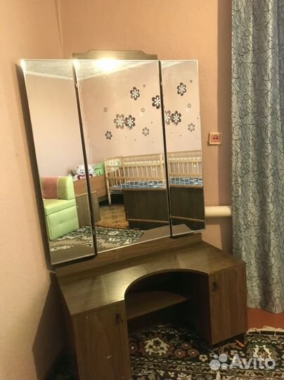 Трюмо с зеркалом