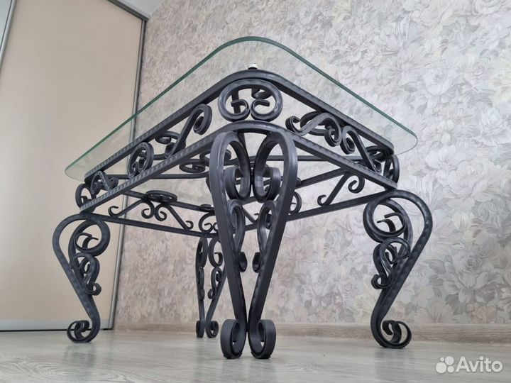 Кованый журнальный столик
