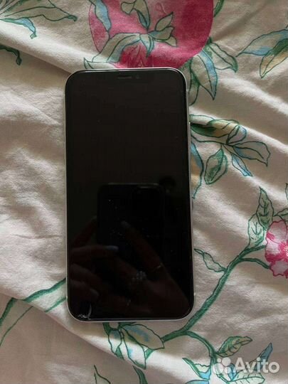 Телефон iPhone XR