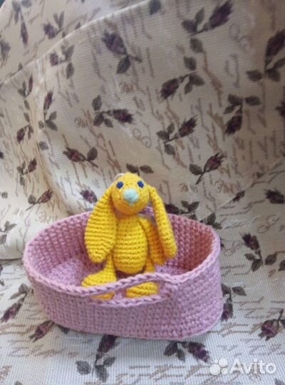 Вязанные игрушки в корзинке