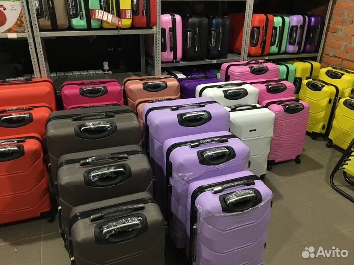 Чемодан на колёсах ударопрочный S (светло-серый)