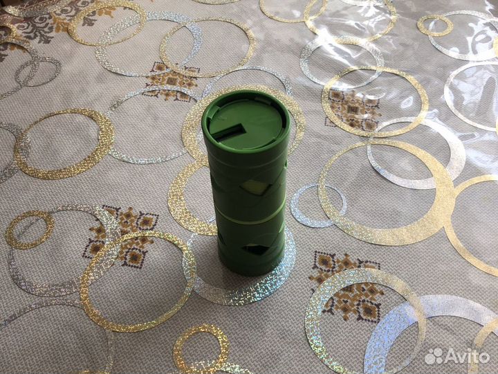 Овощерезка вырезает спиральккми для украшения