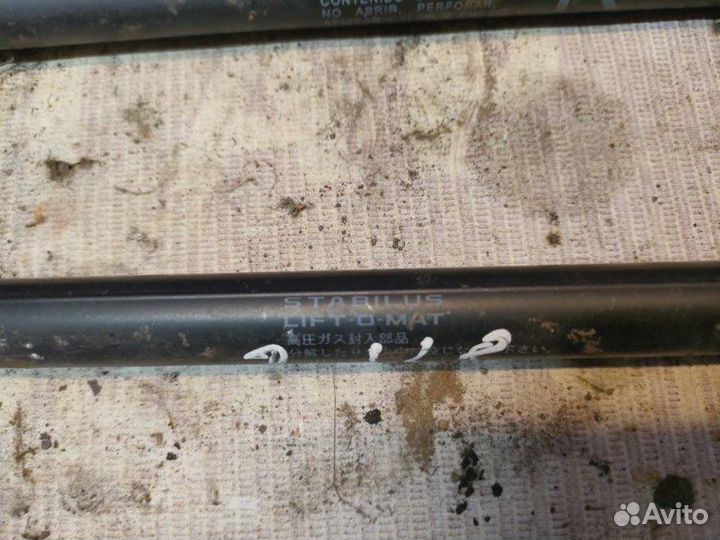 Амортизатор крышки багажника Mitsubishi Outlander