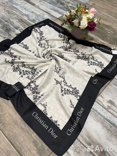 Шерстяной платок Dior молочный двухсторонний