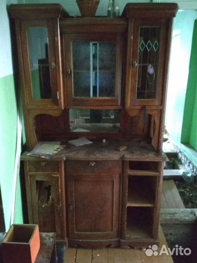 Старинный антикварный шкаф буфет