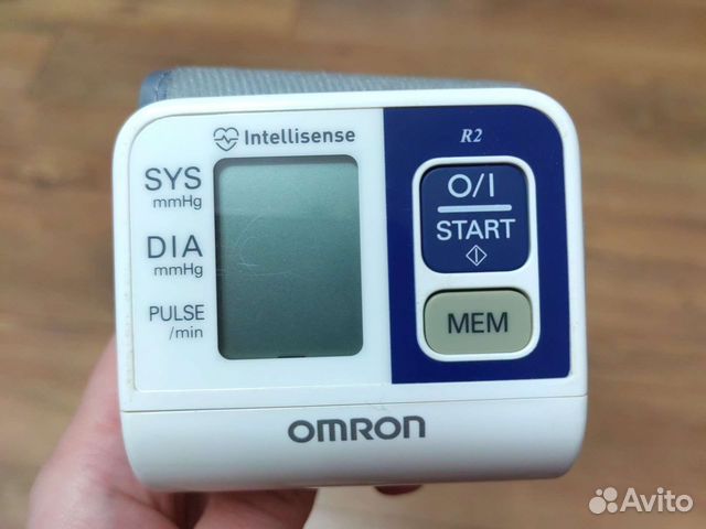 Тонометр на запястье omron