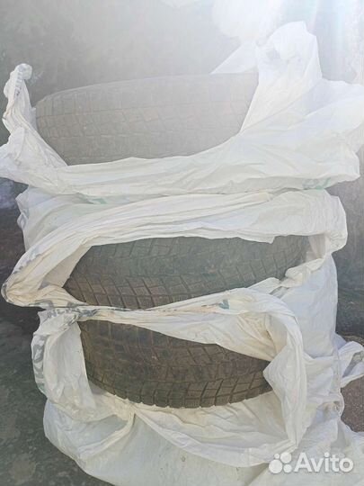 Bridgestone Blizzak Ice 215/70 R16