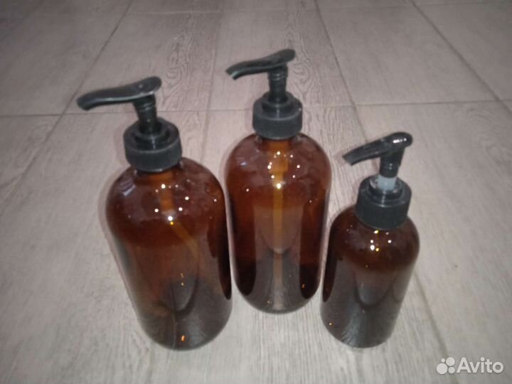 Набор новых стеклянных бутылей с дозатором