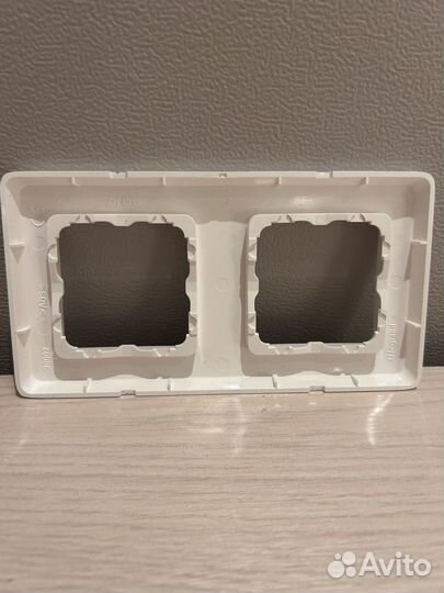 Рамка Legrand двухместная белая