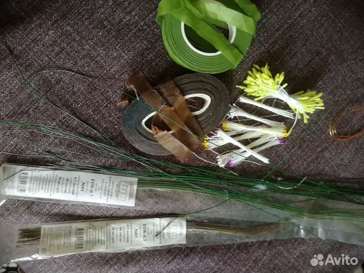 Искусственные цветы и проволока