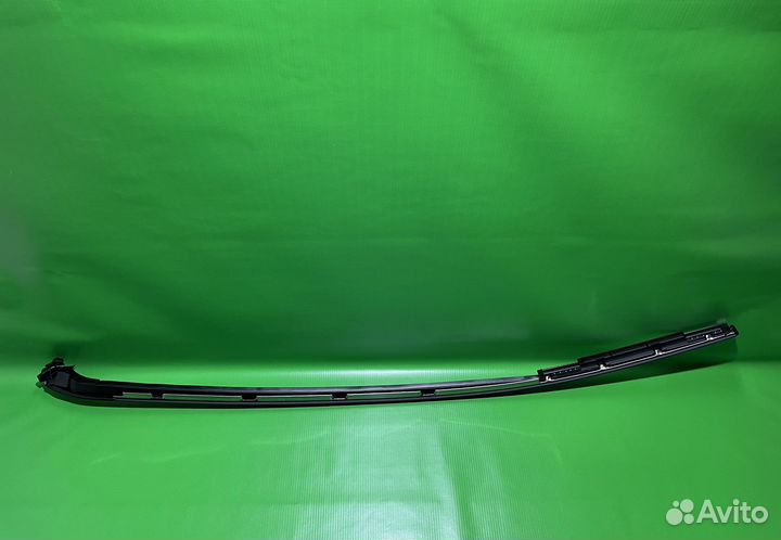 Молдинг лобового стекла правый Toyota LC200