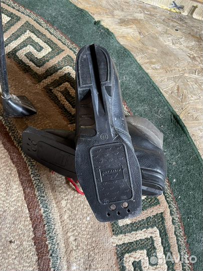 Беговые лыжи с палками и ботинками