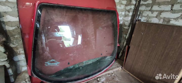 Заднее стекло Audi 80