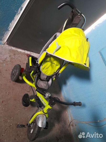 Трехколесный велосипед-коляска с ручкой