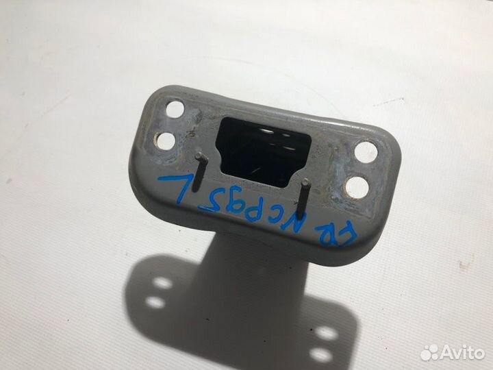 Крепление бампера переднее левое Toyota Vitz NCP95