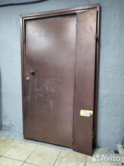 Двустворчатая металлические входная дверь