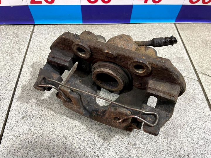 Суппорт передний правый Opel Corsa B