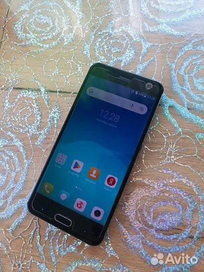 ZTE Blade V8, 3/32 ГБ