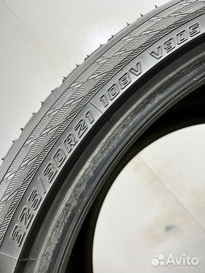 Yokohama BluEarth Winter V905 325/30 R21