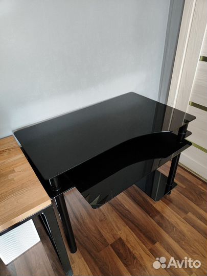 Компьютерный стол стеклянный