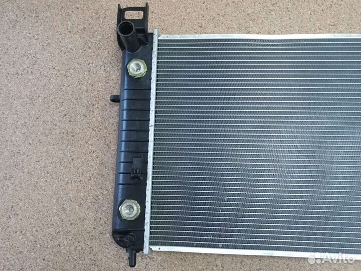 Радиатор охлаждения двигателя cadillac escalade