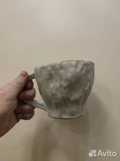 Светлая необычная керамическая чашка ручной работы