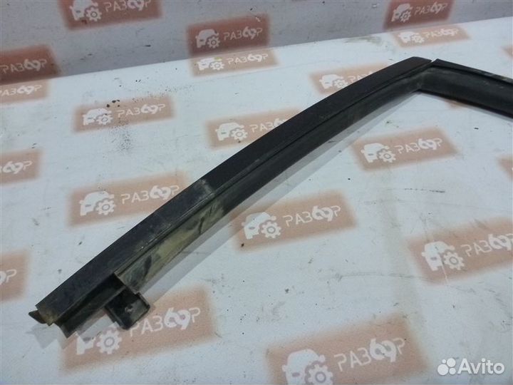 Уплотнительная резинка стекла Nissan Almera